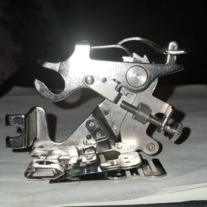 SINGER VERTICLE NEEDLE RUFFLER #86742